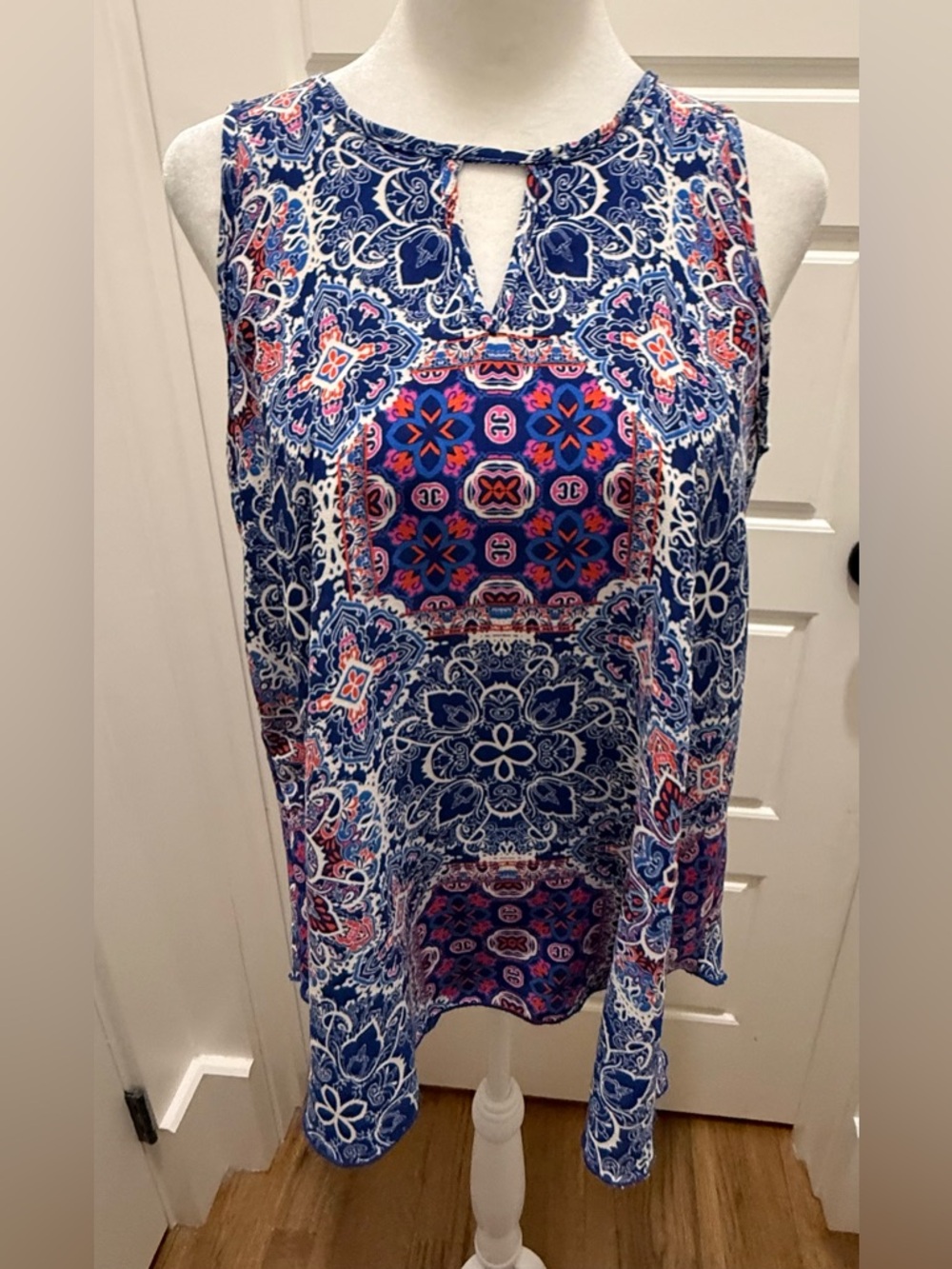 Evereve. Allison Joy Hi-Lo Sleeveless Boho Print Blouse. Size XS.